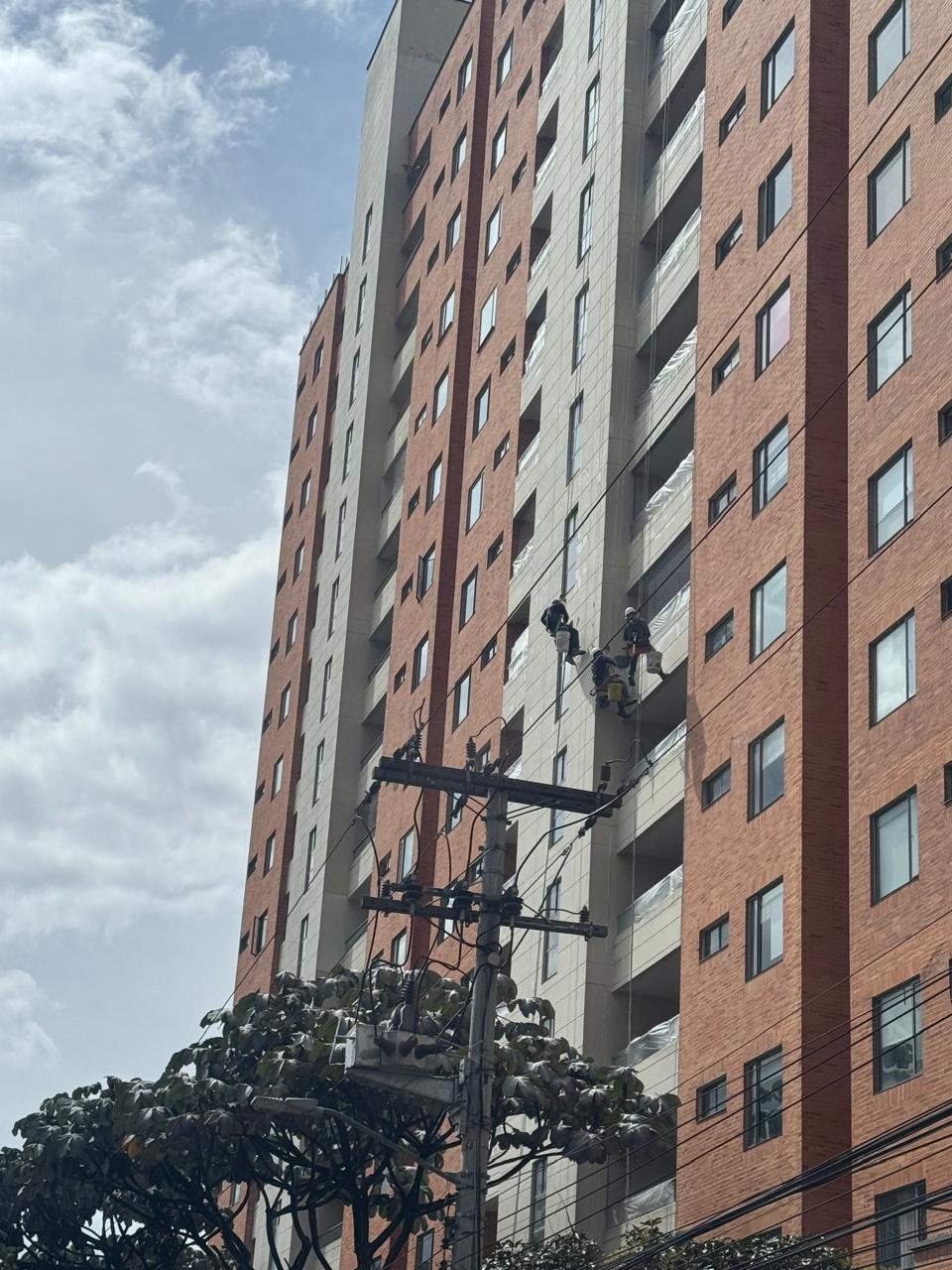 MANTENIMIENTO DE FACHADAS, PINTURA DE ANTEPECHOS DE LOS APARTAMENTOS Y LIMPIEZA DE VIDRIOS